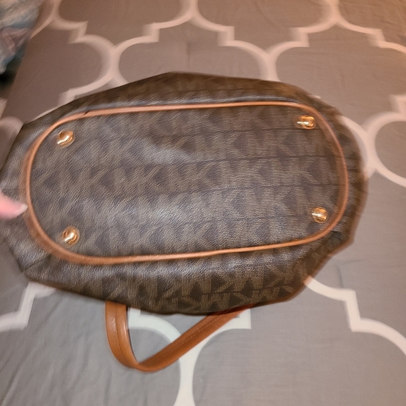 Michael Kors Jet Set Signature bag - Picture 4 of 5